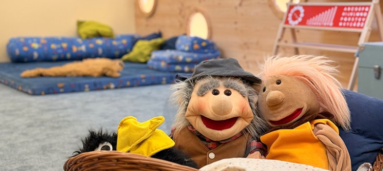 Zwei Handpuppen in einem Korb in einem Gruppenraum der Kita Kinderhaus Klein Gerau