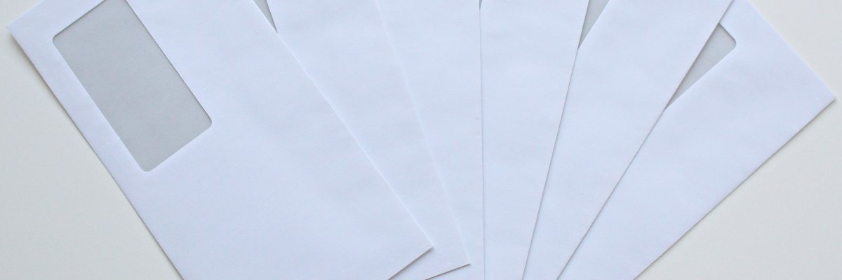 Foto: Briefumschläge mit Fenster als Fächer gelegt
