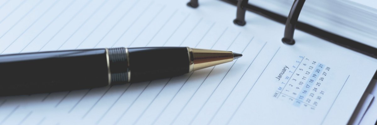 Foto: Ringbuchkalender mit Stift in der Nahaufnahme