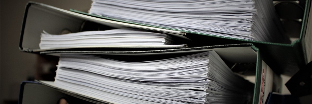 Foto: Stapel von Ordnern - seitlich fotografiert