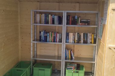 Bücherschrank aus Holz