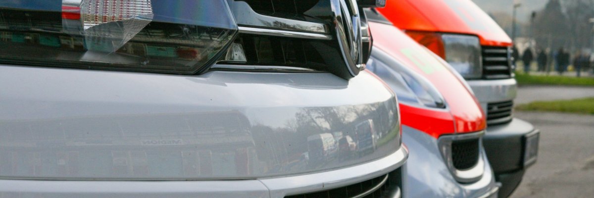 Seitenansicht Einsatzfahrzeuge